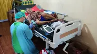 Cak Sapari saat perawatan medis dari Dinkes Surabaya. (Dian Kurniawan/Liputan6.com)