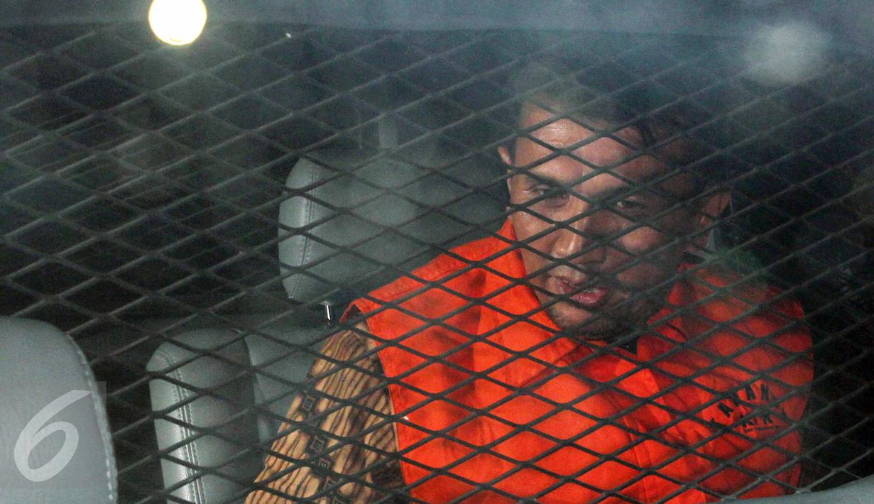 Gubernur Sumatera Utara Gatot Pujo Nugroho ditahan usai menjalani pemeriksaan di KPK, Jakarta, Senin (3/8/2015). Gatot dan istrinya ditahan terkait kasus suap terhadap hakim PTUN Medan. (Liputan6.com/Helmi Afandi)