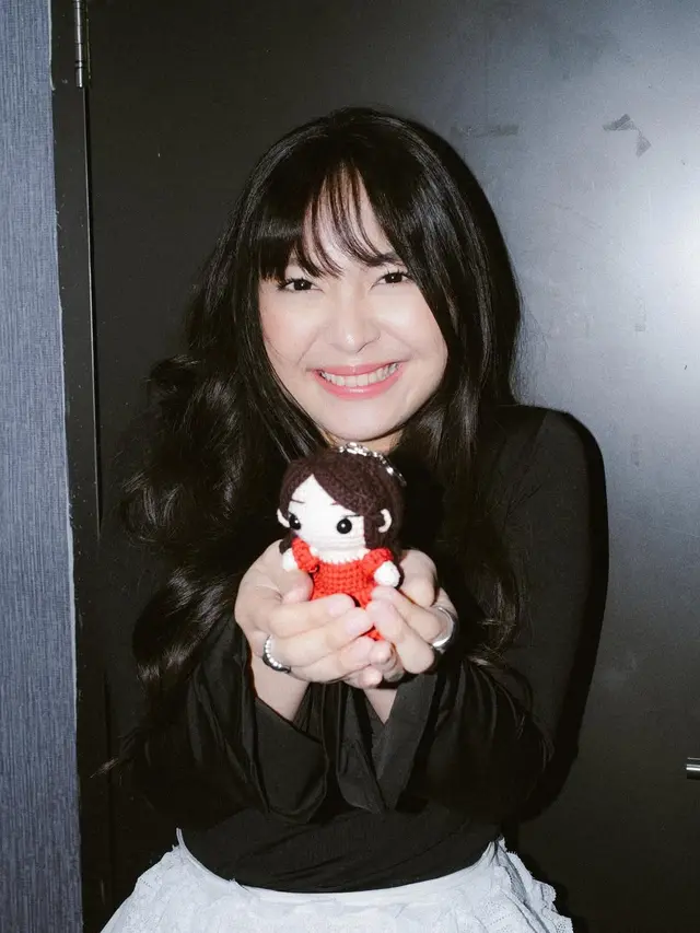 Potret Cantik Bernadya dengan Rambut Berponi, Kembalikan Bang Era yang Bikin Terlihat Imut