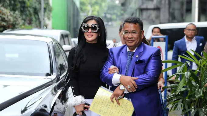 [Bintang] Syahrini dan Hotman Paris Hutapea