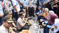 Kapolda Kalimantan Selatan Irjen Pol Yazid Fanani, menemui massa buruh dan pekerja yang sedang berdemonstrasi di depan Gedung DPRD Provinsi Kalimantan Selatan (Kalsel), Rabu (16/10/2019). (Liputan6.com/ Istimewa)