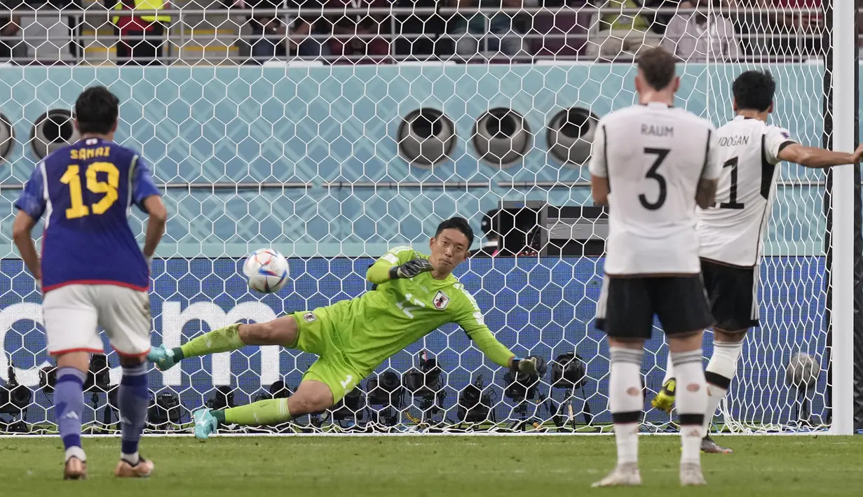 Seperti Argentina, Jerman pun unggul terlebih dahulu atas Jepang lewat gol via eksekusi penalti pada menit ke-33. Ilkay Gundogan yang maju sebagai algojo tanpa kesulitan mampu menaklukkan Shuici Gonda. (AP/Eugene Hoshiko)