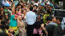 Pasangan Capres Cawapres Joko Widodo (Jokowi) menyapa warga usai menyampaikan pidato kemenangannya di Kampung Deret, Tnaah Tinggi, Jakarta, Selasa (21/5/2019). Pidato itu menanggapi keputusan KPU yang menetapkan pasangan Jokowi Ma'ruf Amin sebagai pemenang Pilpres 2019. (Liputan6.com/Angga Yuniar)