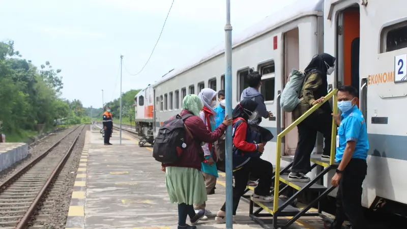 Penumpang kereta api memasuki gerbong kereta di Staisun Banyuwangi Kota (Istimewa)