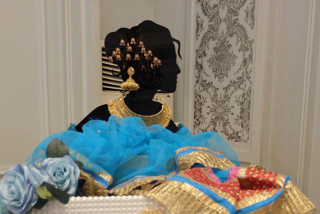 Seperangkat kain sari ala India lengkap dengan perhiasan emas juga diberikan oleh Ahmad buat Tasya./Copyright instagram/tasyafarasya/phi