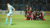 Para pemain Persipura Jayapura merayakan gol yang dicetak ke gawang Persela Lamongan dalam laga lanjutan Liga 1 2017 di Stadion Surajaya, Lamongan, Rabu (14/6/2017) malam. (Bola.com/Fahrizal Arnas)