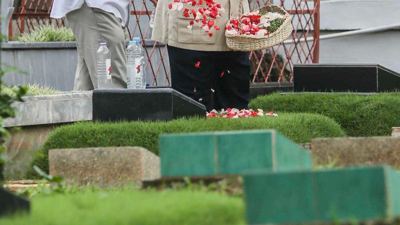 Tak hanya berziarah ke makam sang ayah, Prabowo juga mengunjungi peristirahatan terakhir ibunya,&nbsp;Dora Marie Sigar, di TPU Tanah Kusir.
