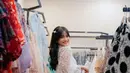 Fuji An tampil mewah dengan dress lace putih dipadukan rok tutu yang semakin membuatnya elegan. Rambut panjangnya terurai dengan hair clip minimalis. [@fuji_an]