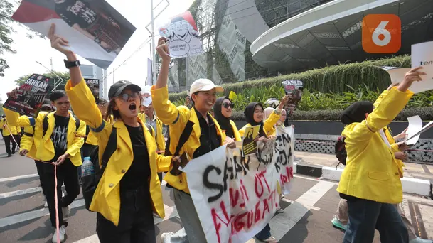 Aksi Mahasiswa Menuju DPR Diwarnai Saling Dorong dengan Polisi