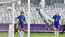 Kiper Chelsea, Ann-Katrin Berger, gagal menghalau bola saat melawan Barcelona pada laga fina Liga Champions Wanita di Gothenburg, Swedia, Senin (17/5/2021). Barcelona menang dengan skor 4-0. (AP//Martin Meissner)