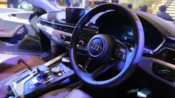 Sebuah kemudi sedan The All New Audi A4 yang terdapat sejumlah fitur, saat diluncurkan di Jakarta, (1/6). Salah satu fitur terbaru yang diandalkan Audi dalam model ini adalah virtual cockpit pada panel dashboard mobil. (Liputan6.com/Angga Yuniar)