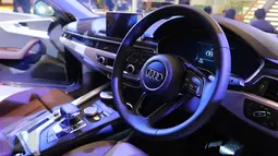 Sebuah kemudi sedan The All New Audi A4 yang terdapat sejumlah fitur, saat diluncurkan di Jakarta, (1/6). Salah satu fitur terbaru yang diandalkan Audi dalam model ini adalah virtual cockpit pada panel dashboard mobil. (Liputan6.com/Angga Yuniar)