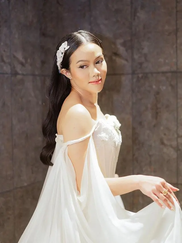 Potret Yura Yunita Jadikan Bunga Sebagai Aksesoris Rambut