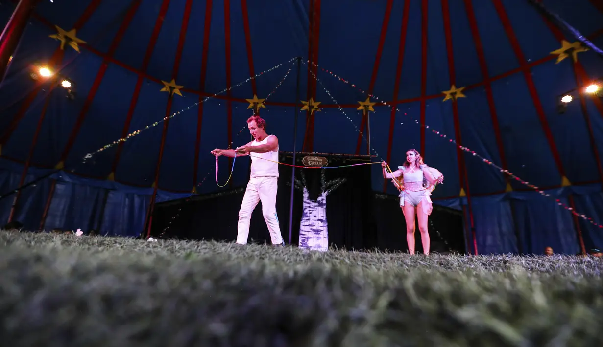 Para penampil Flynn Creek Circus memukau penonton di Avon, Colorado (14/8/2021). Sirkus akan digelar di Snowmass pada 20-22 Agustus mendatang. (Chris Dillmann/Vail Daily via AP)