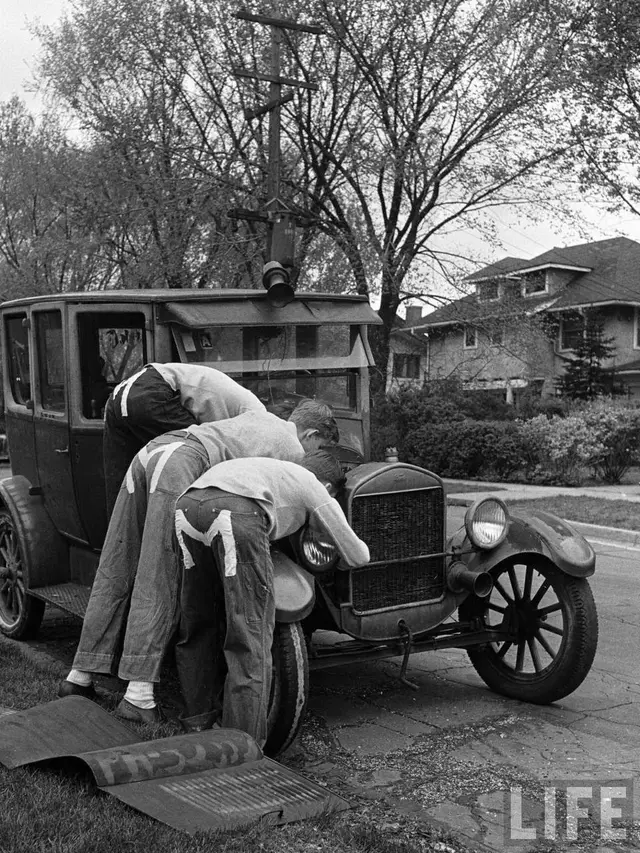 [Bintang] Tak Cuma Berpesta, Ini 12 Foto Aktivitas Para Cowok Amerika Tahun 1940-an
