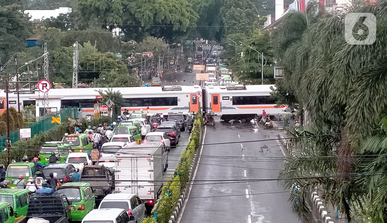 Pemandangan kereta api (KA) Jarak Jauh dari atas Jembatan Penyeberangan Orang atau JPO-Stasiun Bogor, Jawa Barat, Senin (24/10/2022). Pemerintah Kota (Pemkot) Bogor berencana membongkar JPO Paledang di Jalan Kapten Muslihat, Kecamatan Bogor Tengah, seiring pembangunan Skybridge Stasiun Bogor-Paledang. (Liputan6.com/Magang/Aida Nuralifa)
