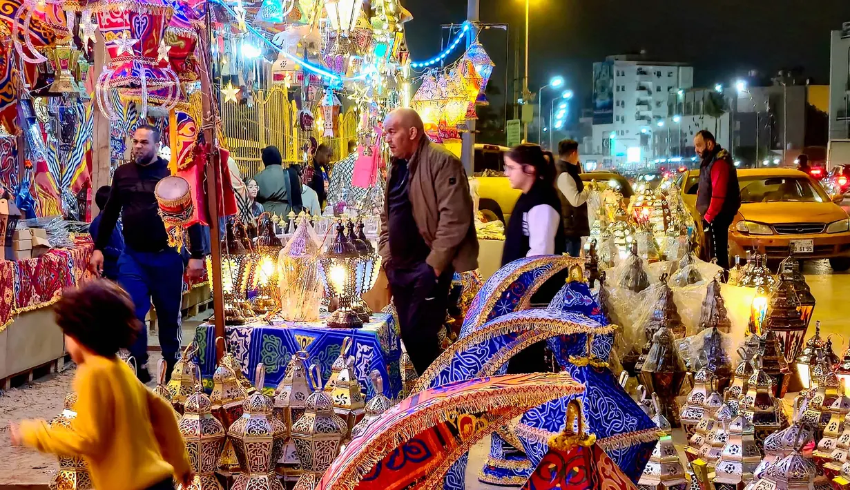 Warga Libya berbelanja lentera tradisional yang digunakan untuk dekorasi selama bulan puasa Ramadan di ibu kota Tripoli pada tanggal 3 Maret 2024. (Mahmud Turkia/AFP)