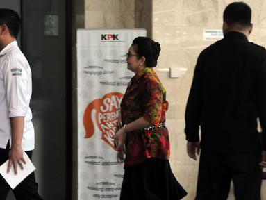 Mantan Menkes Siti Fadilah berjalan saat memenuhi panggilan KPK, Jakarta, Senin (7/3). Siti diperiksa sebagai saksi terkait dugaan korupsi pengadaan alat kesehatan RS Unair tahap I dan II tahun Anggaran 2010. (Liputan6.com/Helmi Afandi)