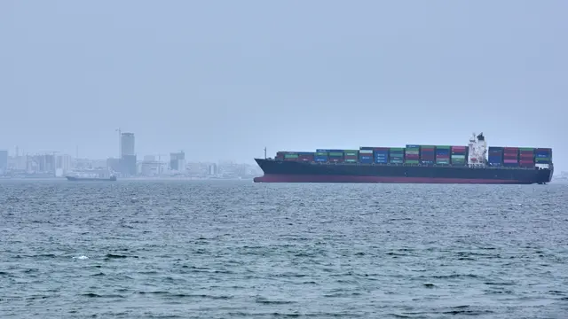 Sebuah kapal kontainer terlihat di Selat Hormuz di lepas pantai Pulau Qeshm, Iran, Sabtu, 18 April 2026. (AP Photo/Asghar Besharati)