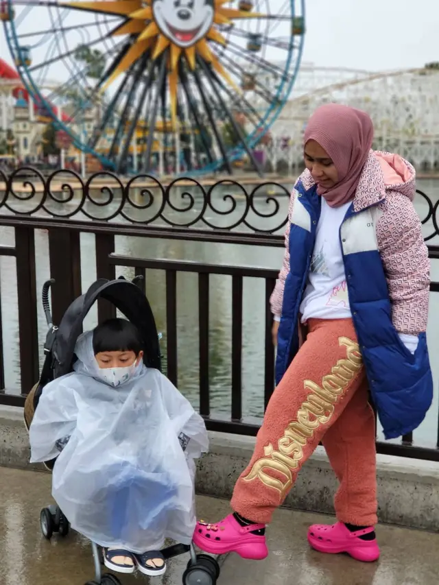 6 Potret Sarni Istri Ivan Fadilla saat Momong Anak, Kerap Tampil Sederhana