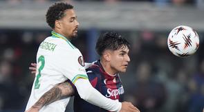 Pemain Bologna Santiago Castro (kanan) berebut bola dengan pemain AS Roma Devyne Rensch pada laga Liga Europa antara Bologna vs Roma di Bologna, Italia, Kamis, 12 Maret 2026. (Spada/LaPresse via AP)