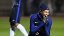 Ekspresi striker Prancis, Kylian Mbappe, saat gagal mencetak gol pada sesi latihan jelang laga persahabatan di Paris, Selasa (7/11/2017). Prancis akan berhadapan dengan Jerman dan Wales. (AFP/Franck Fife)