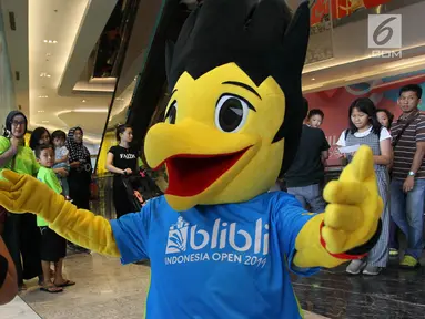 Maskot BIO menyapa pengunjung dalam Road to Blibli Indonesia Open 2019 di Neo Soho, Jakarta, Minggu (14/7/2019). Turnamen bulu tangkis yang diikuti oleh 236 pebulu tangkis dari 20 negara memperebutkan hadiah total senilai USD 1.250.000 atau sekitar Rp 17 miliar. (Liputan6.com/HO/Rizky)
