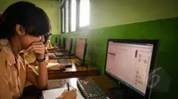 Seorang Pelajar melakukan uji coba Ujian Nasional berbasis Komputer, di SMA Negeri 30, Jakarta, Rabu (1/4/2015). Kemendikbud akan melakukan ujicoba ujian nasional (UN) online mulai pekan depan. (Liputan6.com/Faizal Fanani)