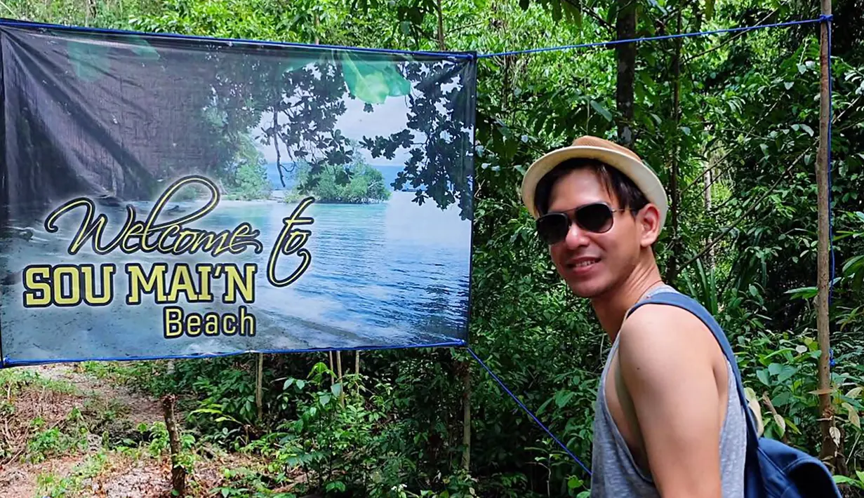 Menjadi salah satu seleb yang memiliki hobi travelling, Rangga Azof beberapa kali kerap membagikan momen seru liburannya dalam media sosial Instagram. Baru-baru ini ia pun tengah menikmati momen liburan ke Bali dan abadikan potretnya saat berada di Uluwatu. (Liputan6.com/IG/@azofrangga)