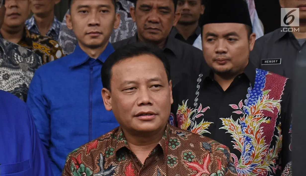 Ketua Bawaslu Abhan menjawab pertanyaan wartawan usai bertemu Ketua Umum Partai Demokrat Susilo Bambang Yudhoyono (SBY), Jakarta, Selasa (10/7). Kunjungan Bawaslu untuk sosialisasi pengawasan calon peserta Pileg dan Pilpres. (Liputan6.com/Herman Zakharia)
