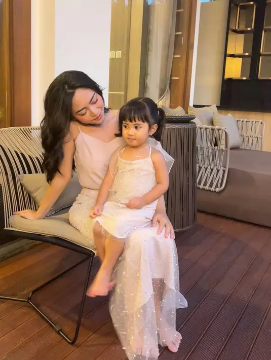 <p>Dress dengan detail payet pada seluruh baju akan membuat si kecil tampil memesona.&nbsp;(instagram/rachelvennya)</p>