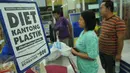 Konsumen membawa barang yang telah dibeli menggunakan kantong plastik di salah satu mini market di Pasar Baru, Jakarta, Senin (22/2). Pemerintah mulai menguji coba penerapan kantong plastik berbayar di ritel modern. (Liputan6.com/Gempur M Surya)