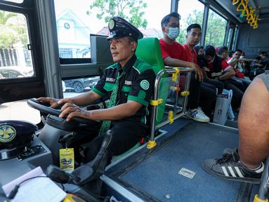 Untuk mendukung lancarnya pelaksanaan Piala Dunia U-17 2023 khususnya di Grup A di mana Timnas Indonesia U-17 bermain di Surabaya, pemerintah Kota Surabaya telah menyiapkan sekitar 130 armada shuttle bus penonton yang bisa digunakan secara gratis bagi para penonton yang akan menyaksikan Garuda Muda berlaga di Stadion Gelora Bung Tomo (GBT). Dengan dilengkapi pendingin udara, satu unit armada shuttle bus penonton menyediakan 50 kursi serta tempat para penumpang berdiri, sehingga total mampu menampung sekitar 60 hingga 70 penumpang. Seperti apa penampakan armada bus yang terbilang modern tersebut? (Bola.com/Bagaskara Lazuardi)