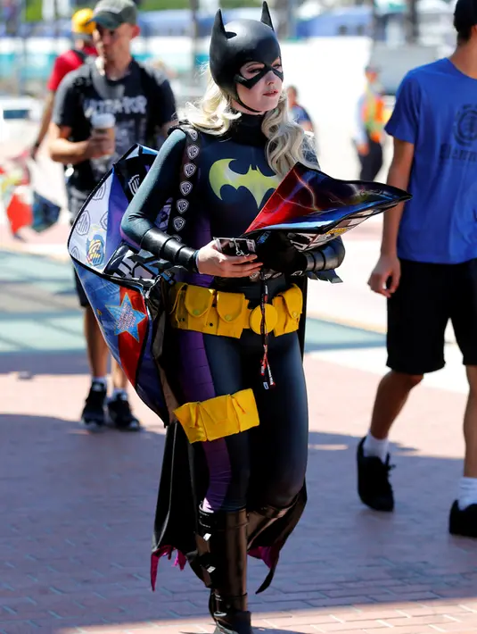 Seorang wanita menggunakan kostum Batgirl tiba untuk mengikuti acara Comic-Con International di San Diego, California, Amerika Serikat, (21/7). (REUTERS/Mike Blake)