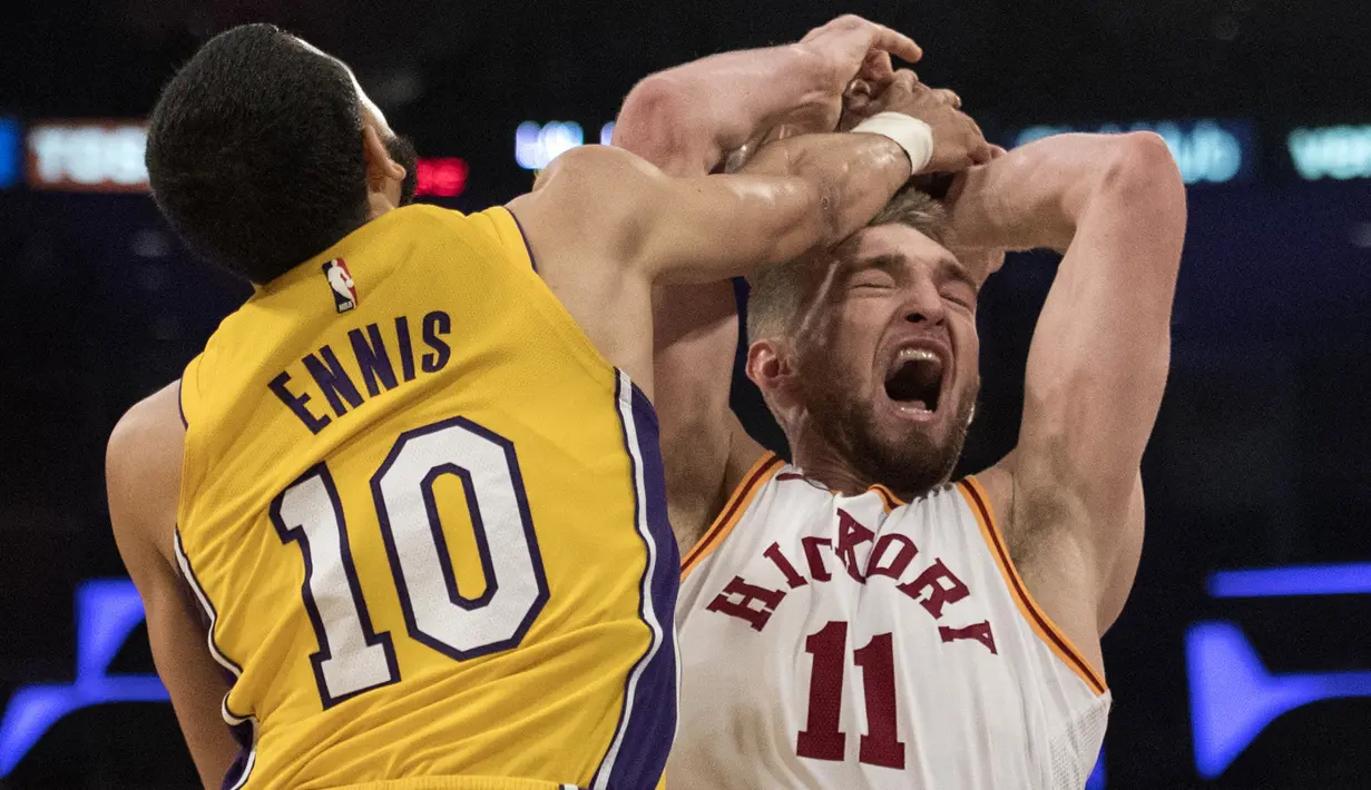 Pemain Indiana Pacers, Domantas Sabonis (kanan) diadang pemain Lakers, Tyler Ennis pada lanjutan NBA basketball game di Staples Center, Los Angeles, (19/1/2018). Lakers menang 99-86. (AP/Kyusung Gong)