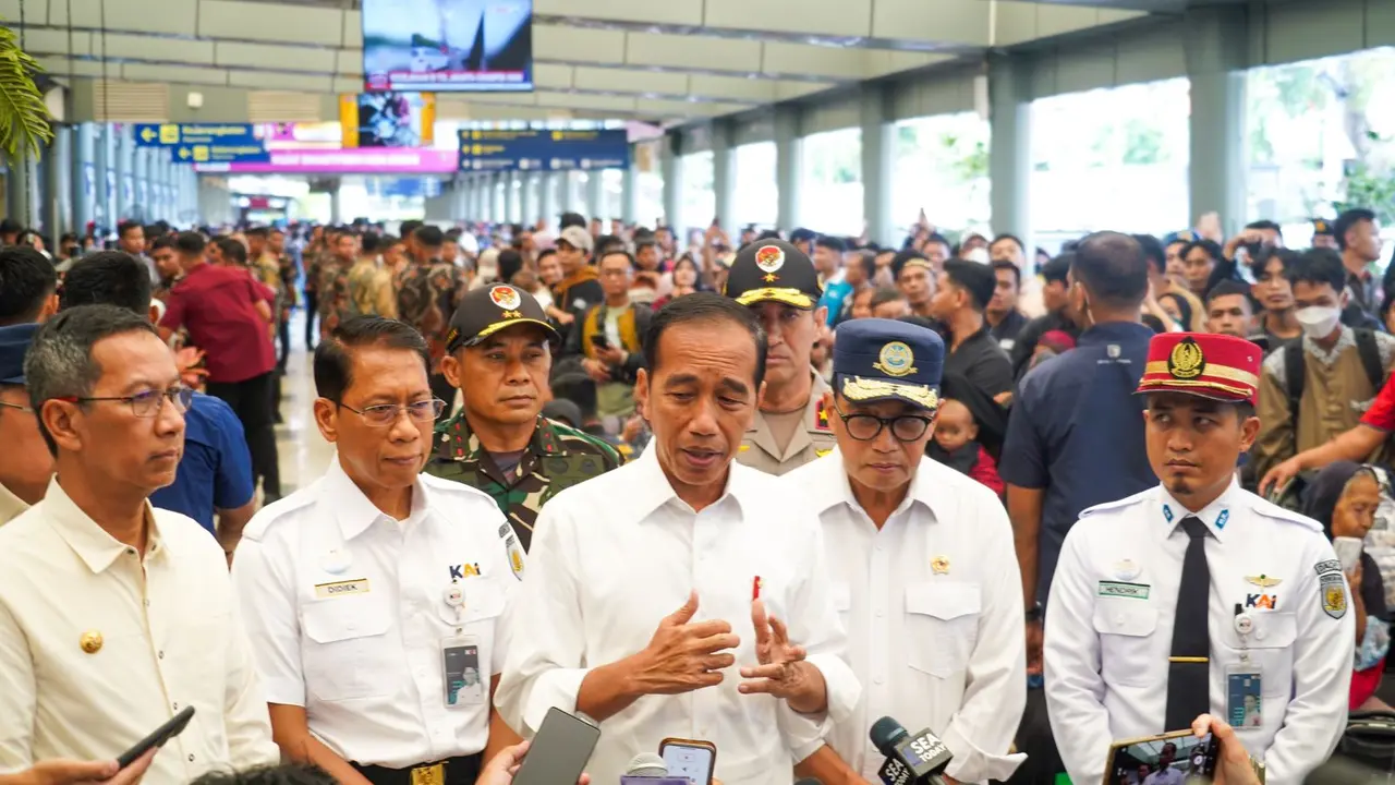 Presiden Joko Widodo meninjau secara langsung arus mudik Lebaran di Stasiun Pasar Senen, Jakarta, pada Senin, 8 April 2024.