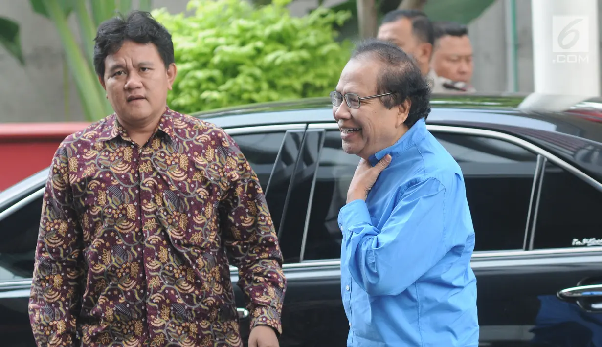 Mantan Menko Ekuin sekaligus Ketua KKSK periode 2000-2001, Rizal Ramli tiba memenuhi panggilan penyidik di Gedung KPK, Jakarta, Jumat(11/07/2019). Rizal Ramli diperiksa sebagai saksi untuk tersangka Sjamsul Nursalim.  (merdeka.com/Dwi Narwoko)