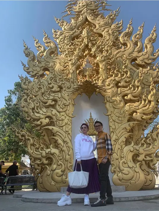 Tepat dihari anniversary, Eko membagikan dua potret pernikahan dan juga momen bersama keluarga. Baik momen mesra bersama sang istri hingga momen hangat bersama keluarga. [Instagram/ekopatriosuper]
