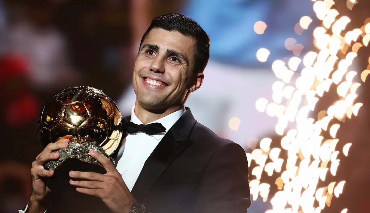 Ballon d'Or adalah penghargaan kepada pesepak bola terbaik setiap tahun yang dipilih oleh juri yang terdiri dari para jurnalis dari masing-masing 100 negara teratas dalam peringkat dunia pria FIFA. (FRANCK FIFE/AFP)