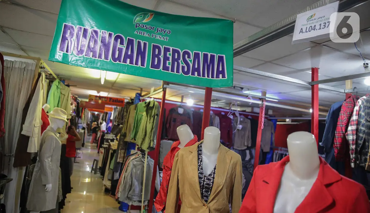 Pedagang menata pakaian dagangannya di Pasar Baru Metro Atom, Jakarta, Kamis (5/12/2019). PKL Senen akan direlokasi ke Pasar Baru Metro Atom lantaran para pedagang berjualan di bahu Jalan yang menyebabkan kemacetan dan terlihat kumuh. (Liputan6.com/Faizal Fanani)