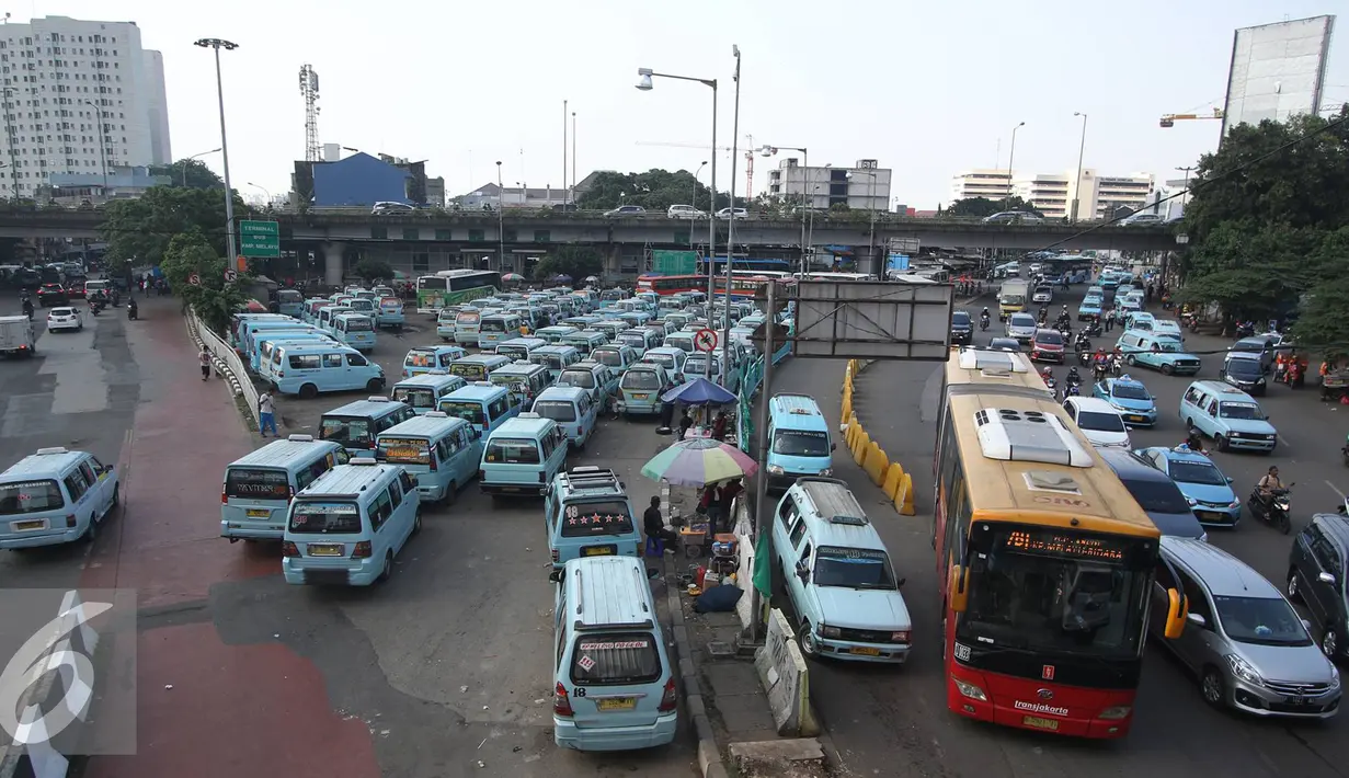 Faktor keamanan serta banyaknya angkutan umum tidak layak jalan menjadi pekerjaan rumah bagi calon gubernur DKI Jakarta karena menyebabkan masyarakat lebih beralih menggunakan kendaraan pribadi, Jakarta, Rabu (23/11). (Liputan6.com/Immaniel Antonius)