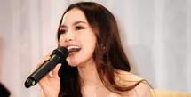 Rehat sejenak setelah melahirkan, Mahalini Raharja bakal comeback dengan album baru. Jelang comeback, Mahalini Raharja gelar hearing session yang obati rasa rindu penggemar [@annakrsslee]
