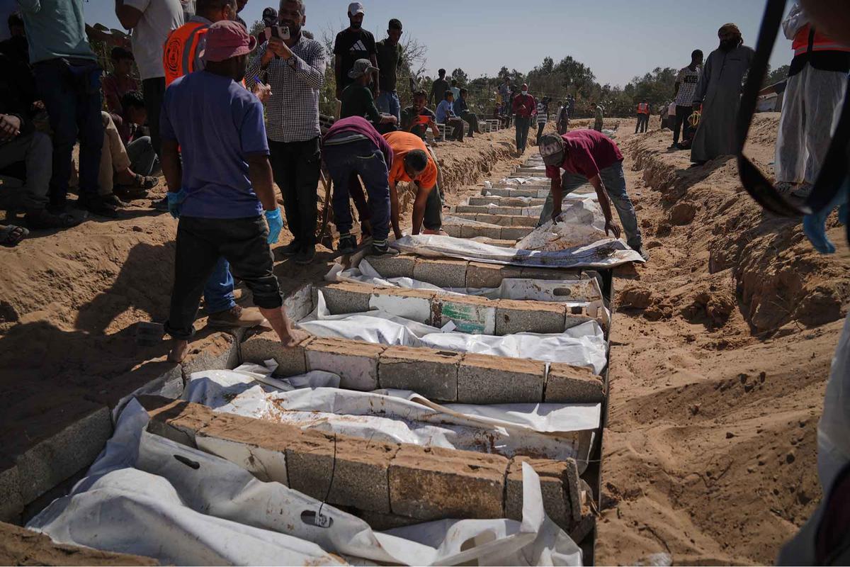 FOTO: Pemakaman Massal Warga Palestina yang Ditahan Israel di Gaza