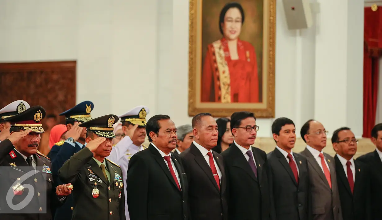 Sejumlah Pejabat Negara hadir dalam pelantikan Kepala Lemsaneg di Istana Negara, Jakarta, Jumat (8/1/2016). Jabatan Djoko Setiadi diperpanjang oleh Presiden Jokowi setelah sebelumnya menduduki posisi yang sama sejak 2011. (Liputan6.com/Faizal Fanani)
