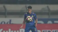 Pemain Persib Bandung, Febri Hariyadi saat melawan PS TNI pada lanjutan Liga 1 2017 di Stadion Si Jalak Harupat, Sabtu (05/8/2017). Persib menang 3-1. (Bola.com/Nicklas Hanoatubun)
