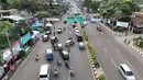 Satuan Polisi Lalu Lintas dari Resort Bogor memberlakukan sistem ganjil genap kendaraan dan satu arah (one way) bagi kendaraan baik yang akan maupun menuju kawasan Puncak Bogor, Jawa Barat pada Sabtu (28/6/2025). (merdeka.com/Arie Basuki)