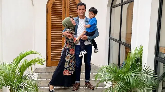 Fedi Nuril Umumkan Istri Hamil, Ini 7 Potret Kebersamaan Keluarga Kecilnya