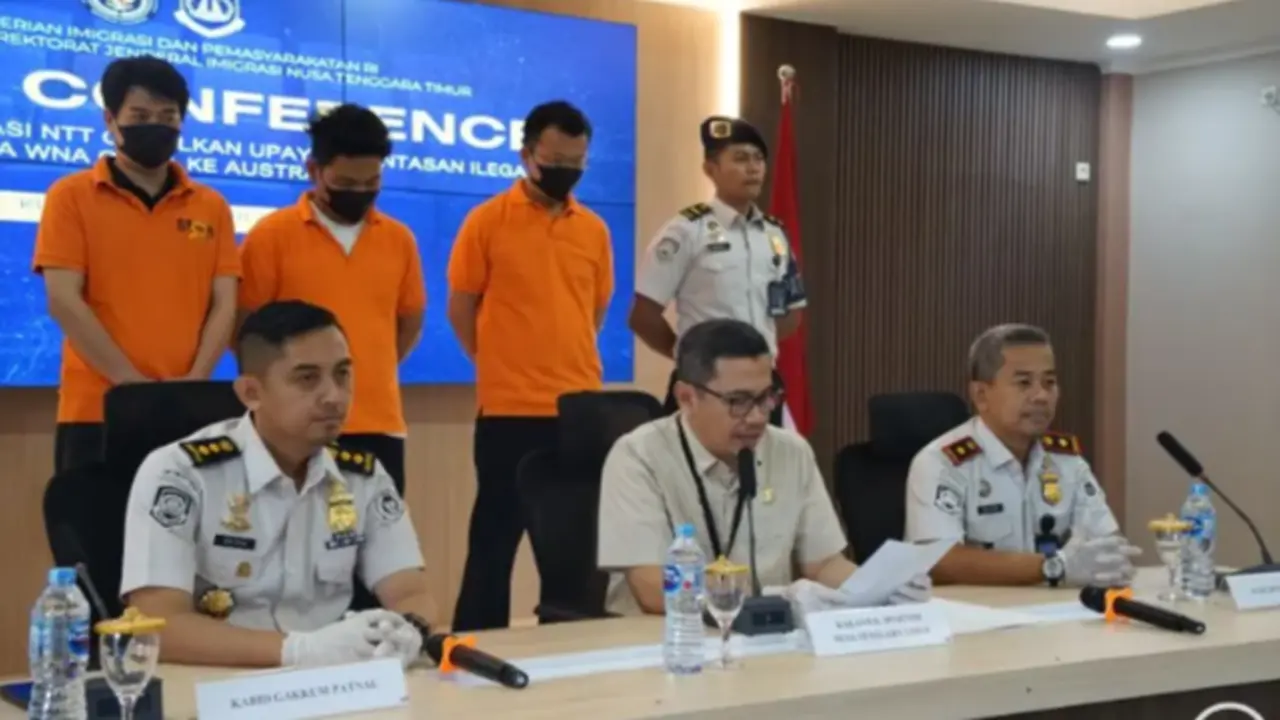 Imigrasi Kupang saat memberi keterangan kepada wartawan usai penangkapan tiga WNA China (Liputan6.com/Ola Keda)