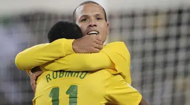 Selebrasi striker Brazil Luis Fabiano (kanan) dan Robinho di laga penyisihan Grup G PD 2010 di Soccer City Stadium, Johannesburg, 20 Juni 2010. Brasil unggul 3-1. AFP PHOTO / FABRICE COFFRINI 