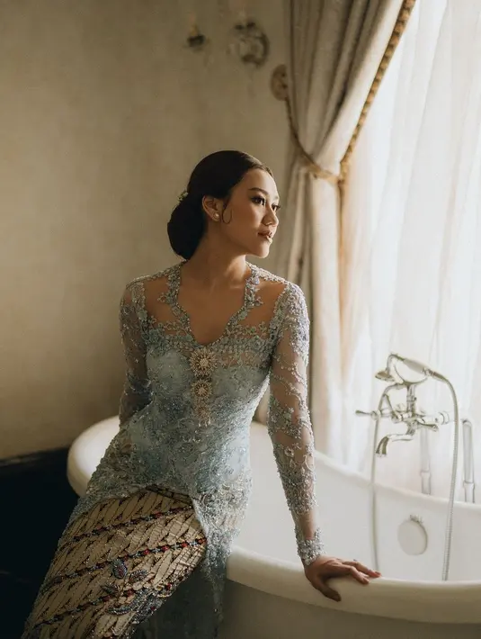 Potret detail pesonanya yang dimakeup bernuansa kecokelatan berpadu sempurna dengan tone kulit putihnya. [Foto: Instagram/aaliyah.massaid]
